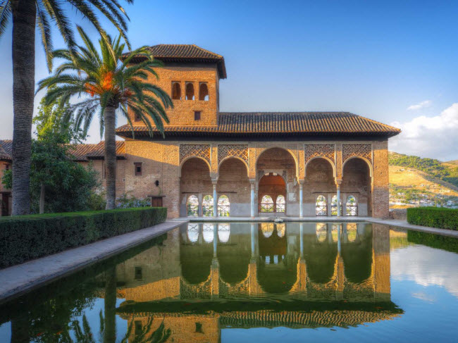 Kiến trúc cổ độc đáo và không gian yên tĩnh quanh lâu đài Alhambra ở Granada, Tây Ban Nha.