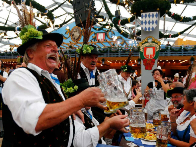 Không khí tiệc tùng tại lễ hội bia nổi tiếng nhất thế giới Oktoberfest ở thành phố Munich, Đức.