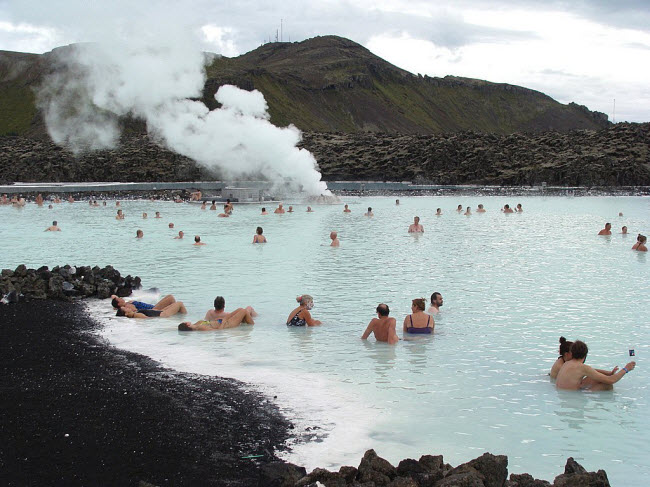 Tới châu Âu, du khách nên một lần trải nghiệm ngâm mình trong hồ nước nóng Blue ở Iceland.