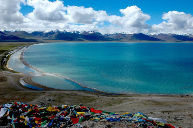 Nằm trên dãy núi Himalaya, hồ Namtso là một trong những địa điểm linh thiên nhất tại Tây Tạng. Khi mặt nước đóng băng vào mùa đông, những người hành hương thường đi trên mặt băng để ra các hòn đảo ở giữa hồ.