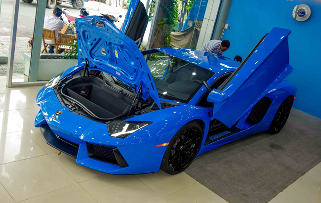 Hồi tháng Bảy, một trong 600 chiếc Lamborghini Aventador bản SuperVeloce LP750-4 cũng đã cập cảng Việt Nam. So với mẫu xe hiếm trên, bản Le Mans Blue này có phần đơn điệu hơn, nhưng không vì thế mà nó kém đi sự sang trọng.