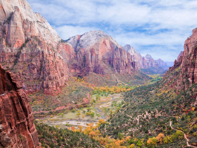 Nằm tại miền tây nam bang Utah, vườn quốc gia Zion nổi tiếng với cấu trúc sa thạch đỏ, nhiều thác nước đẹp và hơn 1.000 loài thực vật khác nhau.