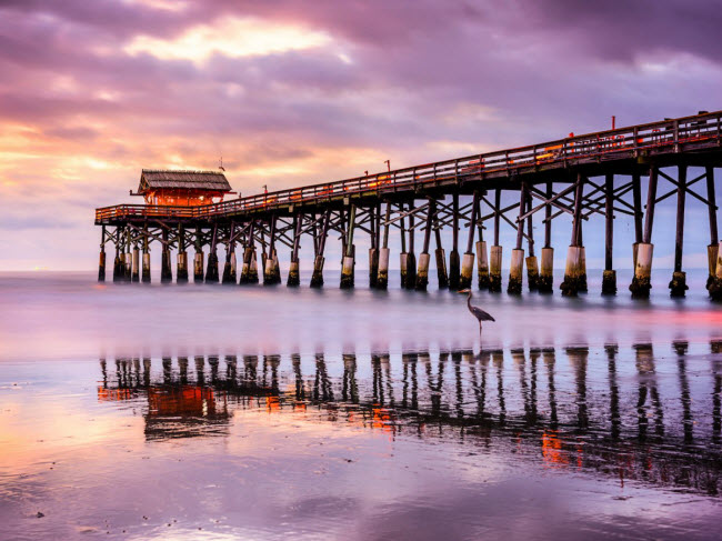 Cầu tàu dài gần 200m tại bãi biển Cocoa Beach ở Florida giúp du&nbsp;khách có thể ngắm cảnh Đại Tây Dương ở một góc khác lạ. Bãi biển nơi đây cũng là địa điểm ưa&nbsp;thích của những người mê lướt sóng.