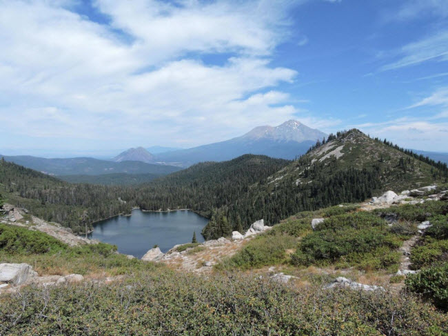 Nằm trong rừng quốc gia Shasta-Trinity ở bang California, hồ Castle là địa điểm cắm trại lý tưởng vào những tháng mùa hè.