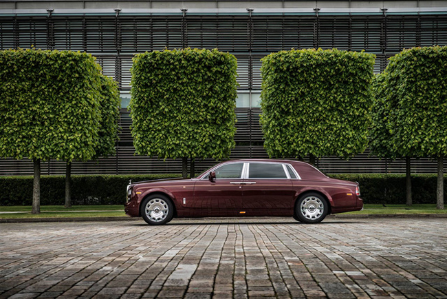 Mới đây, Rolls-Royce đã chính thức công bố hình ảnh về chiếc Rolls-Royce Phantom Peace &amp; Glory được một đại gia người Việt đặt riêng.