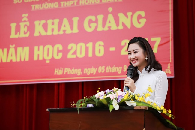 Hoa hậu Bản sắc Việt toàn cầu 2016 Trần Thị Thu Ngân đẹp hút hồn khi về trường cũ dự lễ khai giảng.