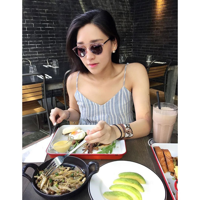 Những bữa ăn sang chảnh thường xuyên xuất hiện trên Instagram của cô nàng.&nbsp;