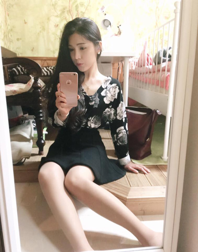 Sky sở hữu vóc dáng gợi cảm, gương mặt xinh xắn như hot girl. Cô cũng thường xuyên đăng hình trên trang cá nhân để khoe&nbsp;với fan.