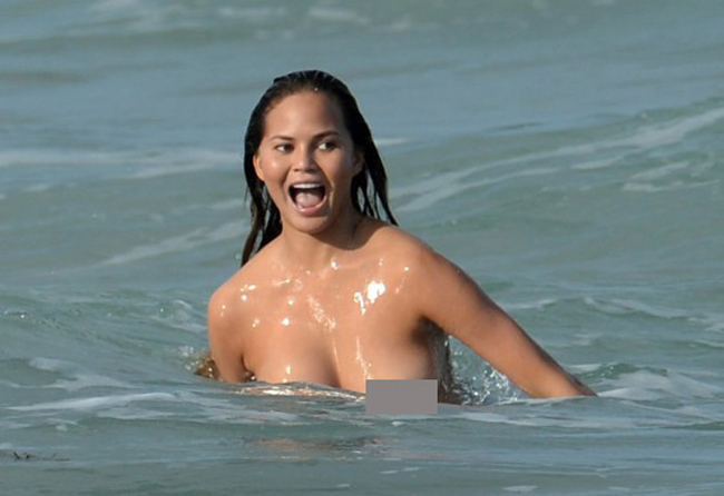 Chrissy Teigen khá hốt hoảng khi phát hiện mình đã lọt vào ống kính máy ảnh.