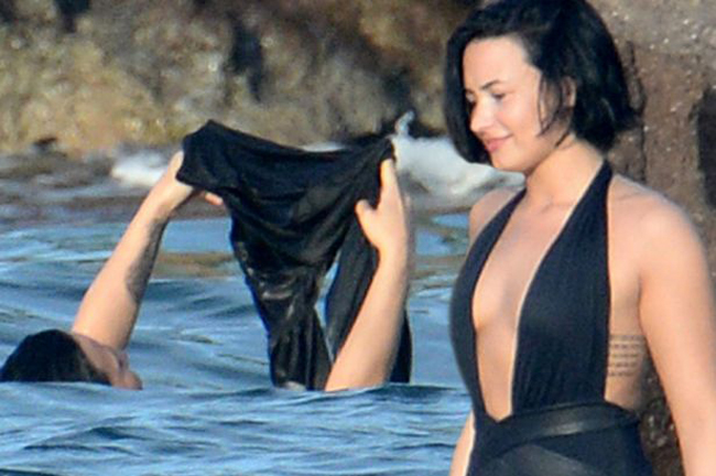 Bức hình Demi Lovato lột đồ để &#34;tắm trần&#34; đã bị các tay săn ảnh chụp lại.