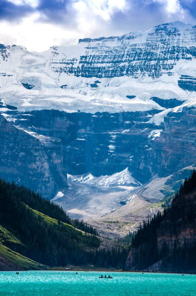 Du khách chèo thuyền trên hồ&nbsp;trong vườn quốc gia Banff giữa&nbsp;phong cảnh&nbsp;hùng vĩ.