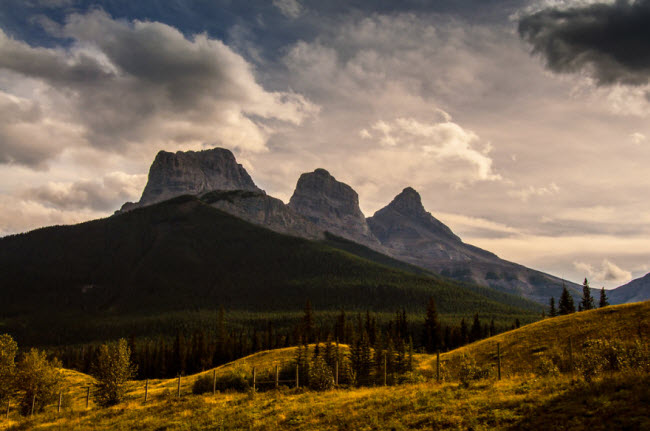 Ngọn núi Ba chị em nổi tiếng ở Canada.