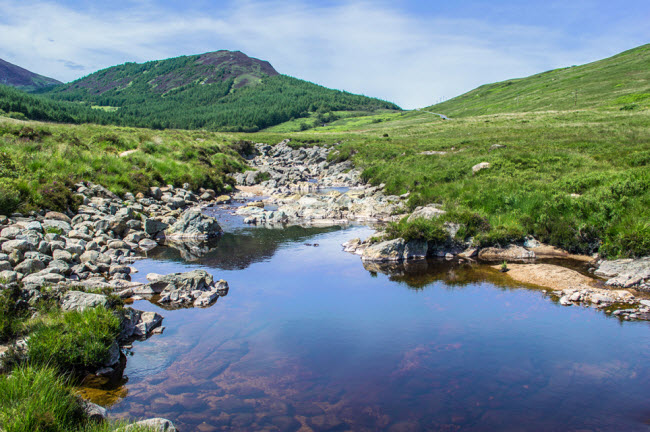 Hồ Sannox Burn giống như bể bơi tự nhiên nằm giữa thảo nguyên xanh mướt trên đảo Arran, Scotland.