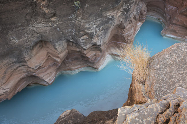 Nước trong xanh như ngọc lam dưới khe núi Havasu ở bang Arizona, Mỹ.