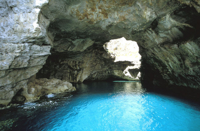 Hồ nước trong xanh như ngọc trong hang động Grotta Del Cammello ở Sicily, Italia.