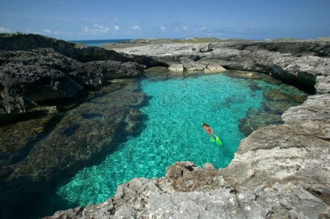 Du khách thỏa thích lặn trong hồ bơi tự nhiên Cay Sal Bank, Bahamas.