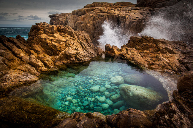 Một vũng nước hình ảnh thành trên khối đã khổng lồ nằm sát biển ở Port Lincoln, Australia.