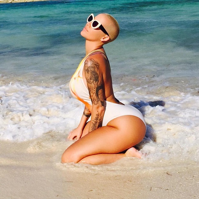 Amber Rose có khá nhiều kinh nghiệm chăm sóc sắc đẹp. Làn da căng bóng, mịn màng của cô được nuôi dưỡng từ bơ hạt mỡ Shea Butter.