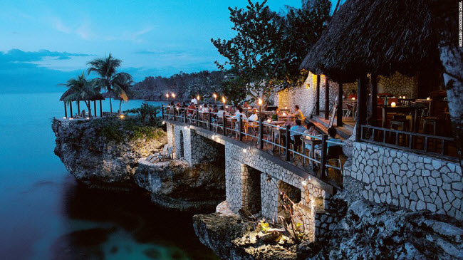 Khách sạn Rockhouse ở Negril, Jamaica, bao gồm 20 biệt thự được xây dựng từ đá và gỗ. Mỗi ngôi nhà đều có ban công tắm nắng riêng với hướng nhìn tuyệt đẹp ra đại dương.