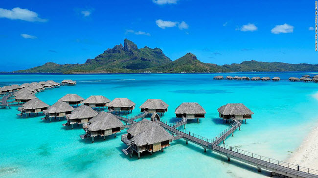 Khách sạn Four Seasons Resort Bora Bora là nơi nghỉ dưỡng đẹp nhất trên hòn đảo Polynesia thuộc Pháp. Nó bao gồm 100 ngôi nhà mái lá nằm dọc hồ nước trong xanh đẹp mê hồn.