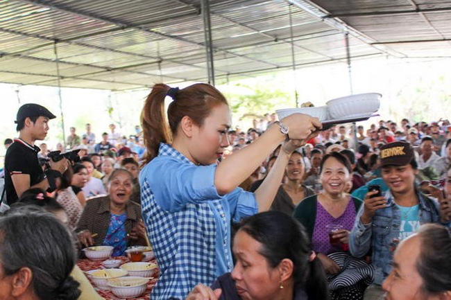 Không chỉ tự tay làm bánh, mứt gừng&nbsp;cho gia đình, cách đây vài năm, Mỹ Tâm còn trổ tài nấu bún bò phục vụ bà con nghèo tại quê nhà.