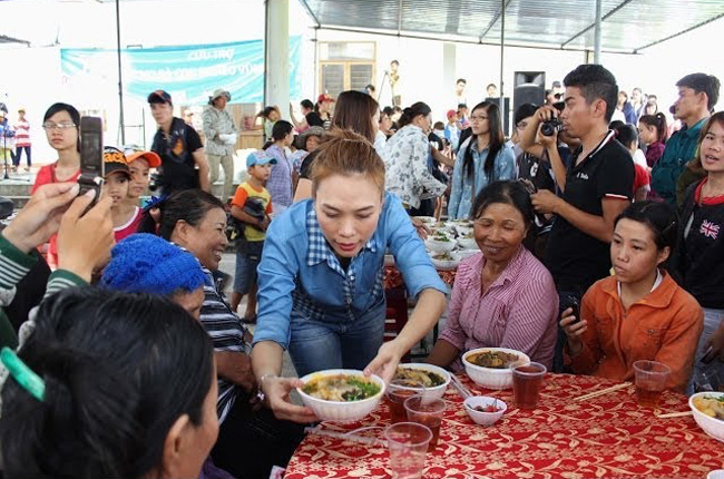 Hình ảnh giản dị, tận tuỵ của giọng ca Tóc nâu môi trầm nhanh chóng ghi điểm với người hâm mộ và tất cả bà con, lối xóm có mặt tại đây.