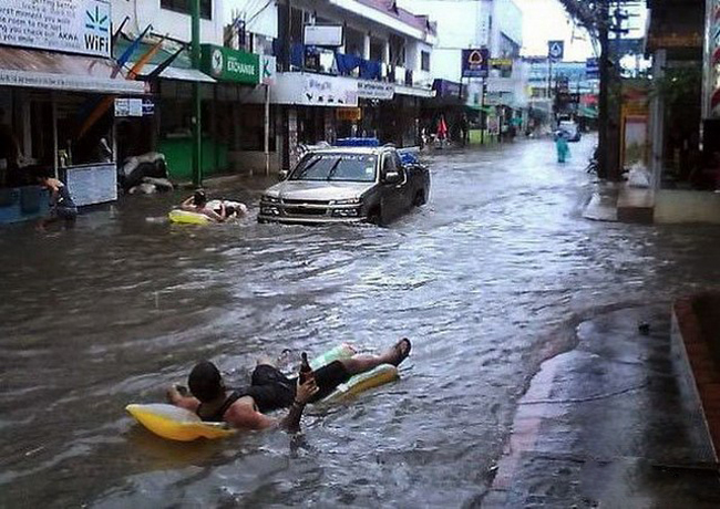 Đường này từ giờ cấm ô tô đi vào đây nhé.