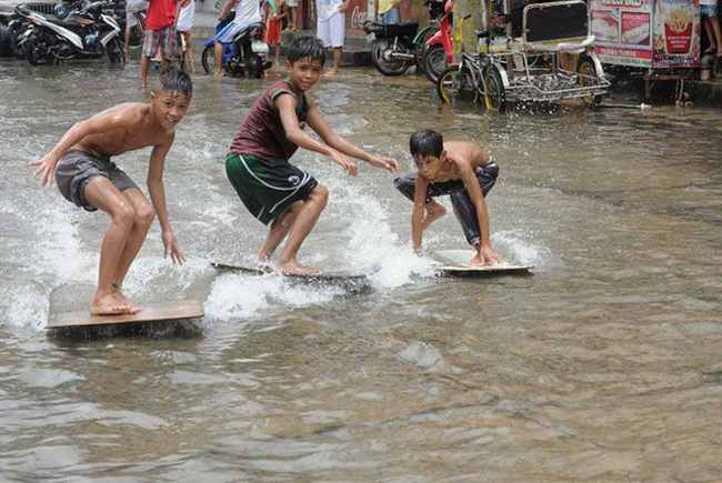 Không cần sóng, có nước là &#34;lướt&#34; được rồi.