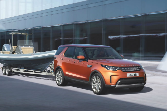 Land Rover Discovery hiện đang bán ở Mỹ với cái tên mã LR4 là một trong những mẫu SUV theo trường phái cổ điển cuối cùng, tập trung vào khả năng chạy đa địa hình và độ chắc chắn nói chung.