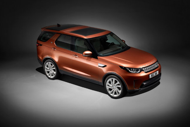 Ngoài tấm ốp xe mới, 2018 Discovery còn chạy trên một nền tảng nhôm tổng hợp với, giảm được 1.000 pounds &#40;453,6 kg&#41; trọng lượng so với mẫu xe tiền nhiệm.