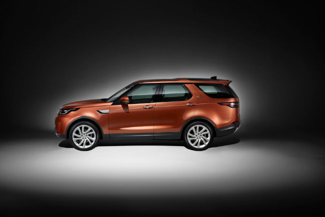 Land Rover cho biết, 2018 Discovery có 80 phần trăm nhôm và 43 phần trăm là vật liệu được tái chế. Thân xe mới vẫn cho phép Discovery chạy đa địa hình cực tốt và độ thoáng gầm tới 11,1 inches &#40;28,194 cm&#41;. Chiếc SUV này có khả năng lội nước sâu 35,4 inches &#40;89,916 cm&#41;.