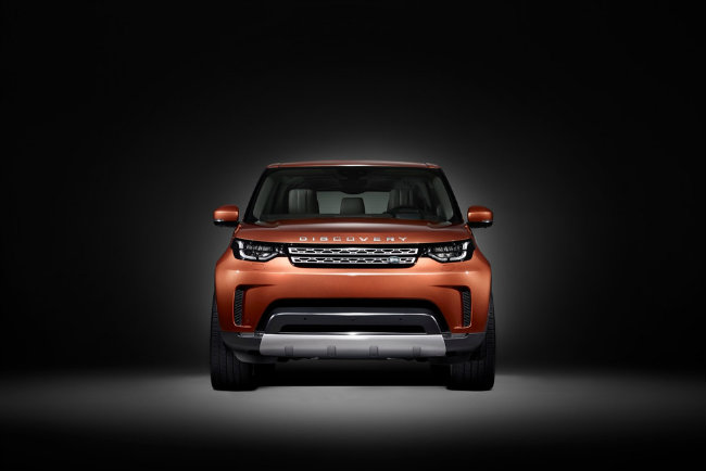 Land Rover cũng thêm nhiều chi tiết giúp cho lái xe vận hành Discovery dễ dàng hơn cả trên đường phẳng và đường đa địa hình.