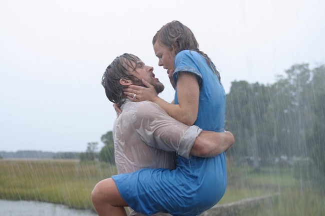 Không chỉ khiến người xem xúc động với câu chuyện tình ngọt ngào, “The Notebook” còn có nhiều cảnh quay lãng mạn và là một trong những bộ phim tình cảm hay nhất mọi thời đại.