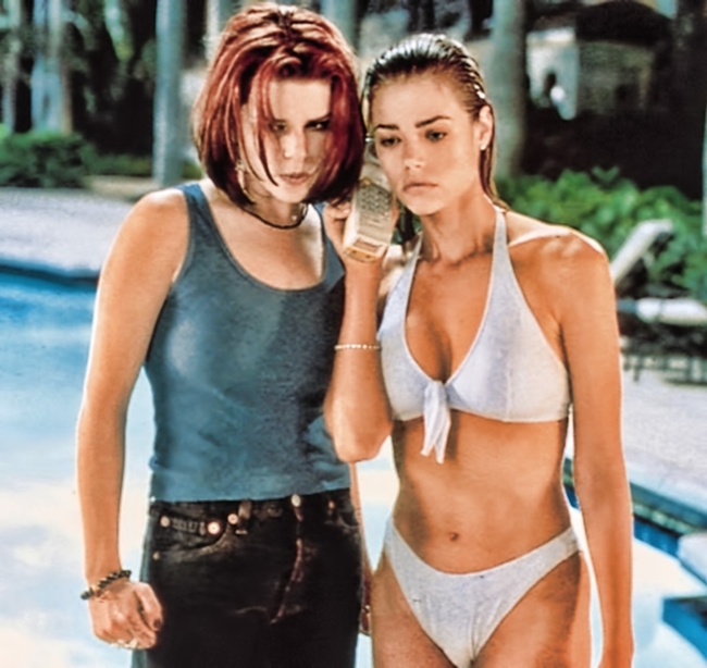 Trong “Wild Things” Denise Richards &#40;27 tuổi&#41; và Neve Campbell &#40;25 tuổi&#41; thủ vai hai nữ sinh trung học.