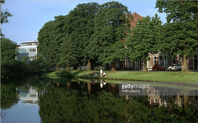 Nhiều cựu sinh viên của trường đã từng nhận giải thưởng Nobel cao quý: Heike Kamerlingh Onnes, Hendrik Lorentz, Pieter Zeeman, và Willem Einthoven.