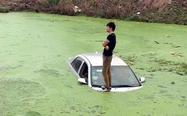 Anh hiên ngang giữa dòng... nước mênh mông.