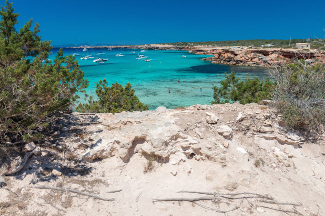 Formentera, Tây Ban Nha: Khác với không khí náo nhiệt và đông đúc ở Ibiza, hòn đảo Formentera vẫn giữ được bãi biển nguyên sơ và yên tĩnh. Các hoạt động hấp dẫn nhất ở đây là khám phá thiên nhiên hoang dã, chèo thuyền và bơi tới đảo Espalmador, nơi bạn có thể tắm bùn khoáng.