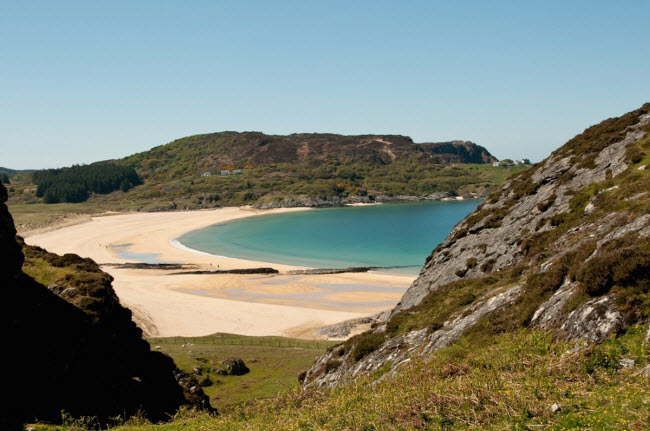 Colonsay, Scotland: Nếu du khách đang tìm kiếm địa điểm yên tĩnh và vắng vẻ, hòn đảo Colonsay là sự lựa chọn phù hợp. Tới đây, bạn có thể ngồi nghe tiếng sóng vỗ vào bãi biển cát vàng dài hàng km, đi bộ ngắm cảnh thiên nhiên hoang dã.