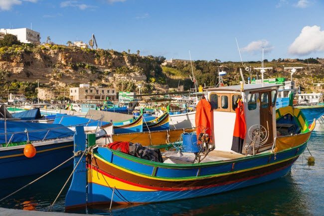 Gozo, Malta: Những địa điểm du lịch hấp dẫn trên đảo bao gồm các ngôi đền cổ, các điểm lặn dưới biển Địa Trung Hải. Tới đây, bạn đừng quên tới tham quan cấu trúc vòm tự nhiên Azure được sử dụng làm bối cảnh cho bộ phim Game of Thrones.