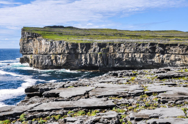 Inishmore, Ireland: Hòn đảo gây ấn tượng với những vách núi dựng đứng và phong cảnh hoang sơ. Du khách có thể khám phá cảnh vật ở nơi đây trên những chiếc xe ngựa cổ.