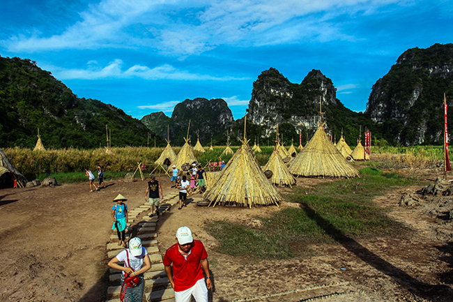 Để đến được hòn đảo kì bí này. Du khách phải đi đi thuyền ở bến Tràng An, luồn lách qua nhiều hang động ngầm với độ tuổi lên đến hàng triệu năm.