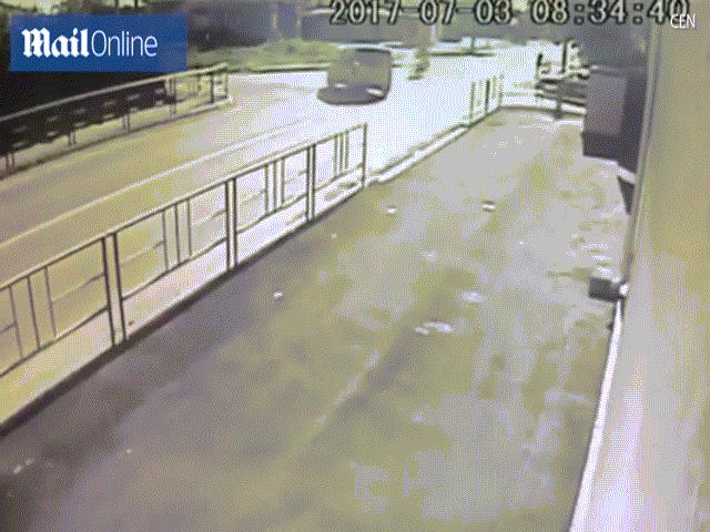 Video: Người đi xe máy bị 2 ô tô đâm liên tiếp ở Nga