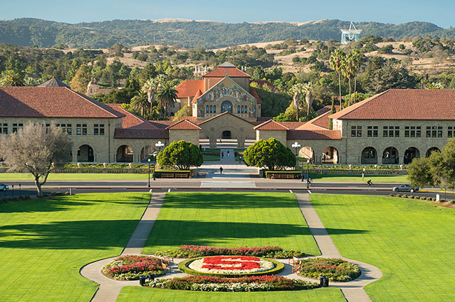 8. Đại học Stanford. Được mệnh danh là “Đại học của nhà giàu”, Stanford có trụ sở tại California &#40;Mỹ&#41;, học phí của trường lên trên 60.000 USD mỗi năm. Ngoài ra, trường có một chính sách nhập học khá lạ lùng. Theo đó, nếu có cha mẹ là cựu sinh viên từng tặng một số tiền cho nhà trường thì con cái họ sẽ trở thành sinh viên tương lai của trường.