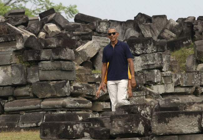 Họ cũng tới thăm ngôi đền Prambanan tại thành phố Yogyakarta trên đảo Java, nơi mẹ ông Obama làm việc trong nhiều năm.