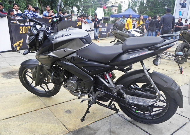 Đáng chú ý Pulsar NS160 mang phong cách của 2017 Bajaj Pulsar 200NS, được phân phối tại Ấn Độ với các màu tùy chọn như màu xanh lá cây, màu đỏ và màu xám.