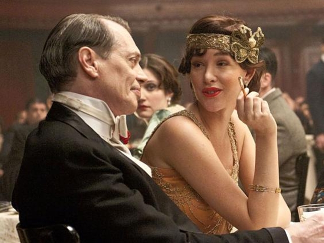 Steve Buscemi và Paz de la Huerta trong “Boardwalk Empire” cũng được đạo diễn cho sử dụng thuốc lá thảo dược để hoàn thành cảnh quay.