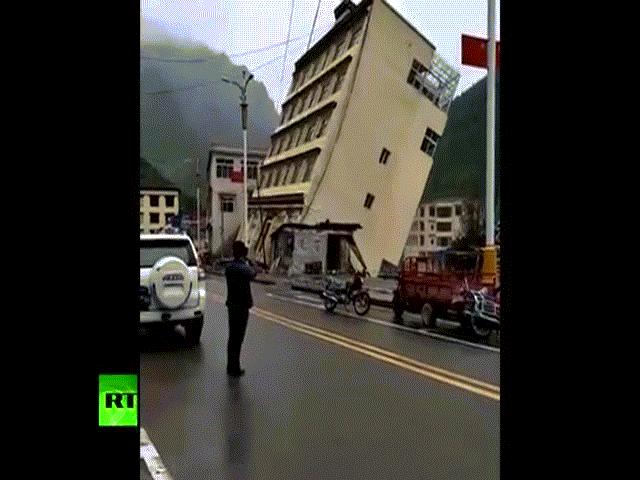 TQ: Nhà 5 tầng đổ sập trong tích tắc vì lũ kinh hoàng