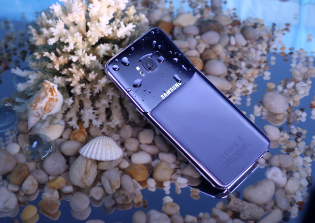 Ngoài ra, thiết kế bo cong và gia tăng các tinh thể phản quang trên thân máy đã biến Galaxy S8+ trở thành một phụ kiện thời trang cao cấp.