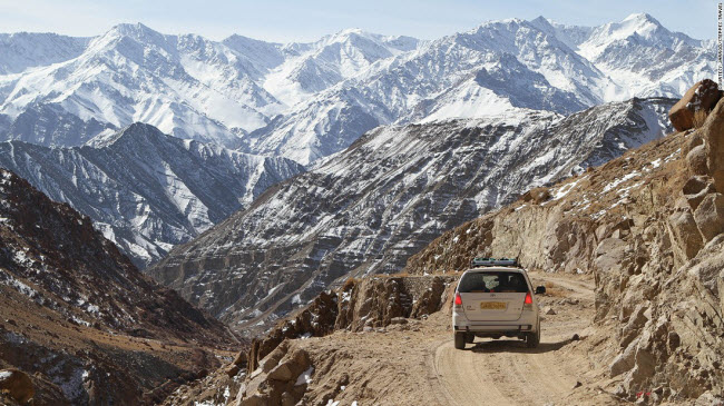 Báo tuyết ở Ladakh, Ấn Độ: Là một trong những loài động vật quý hiếm nhất thế giới, báo tuyết thường sống lẩn tránh trên các ngọn núi cao ở Ladakh, Ấn Độ.