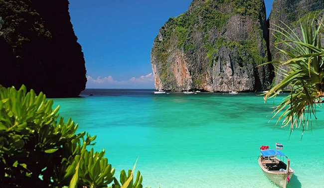 1. Ko Phi Phi:&nbsp;Phi Phi là một quần đảo xinh đẹp nằm ở tỉnh Krabi, cách Phuket không xa . Ko Phi Phi Don là hòn đảo duy nhất có cư dân thường trú, còn đảo Ko Phi Phi Leh nhỏ hơn lại nổi tiếng là địa điểm quay bộ phim Hòn Đảo Thiên Đường &#40;The Beach&#41; với&nbsp; Leonardo Dicaprio vào năm 2000. Khách du lịch đến đây có thể tận hưởng biển xanh cát trắng nắng vàng, tham gia nhiều hoạt động giải trí dưới nước như lặn hay chèo thuyền kayak. Do lượng khách du lịch đổ về đây quá đông, Ko Phi Phi trở nên ít hấp dẫn hơn, nhưng đây vẫn là một nơi rất đáng ghé thăm một lần.